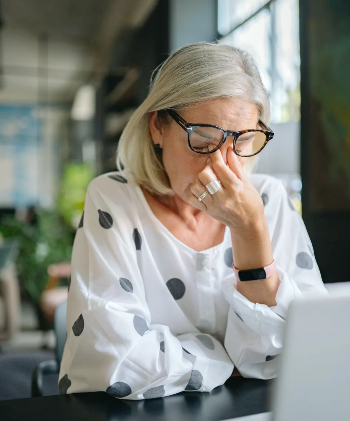 Georgette et la fiche cartonnée posée à côté du clavier